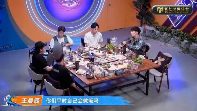 《一起火锅吧》第七期 张艺兴cut,今天也是被艺兴可爱到的一天。导演:“男生一般都不会做饭